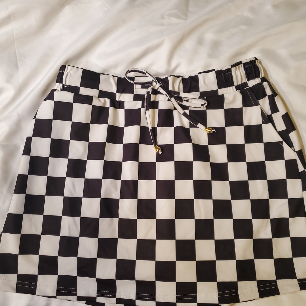 Chic Black and White Checkered Mini Skirt